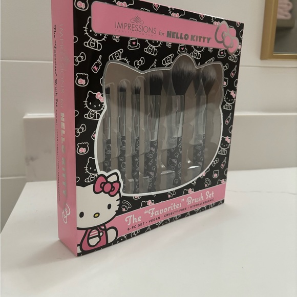 Hello Kitty black and pink makeup brushes - Picture 3 of 4